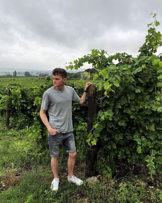 Мужчина Артем Коминтерновский